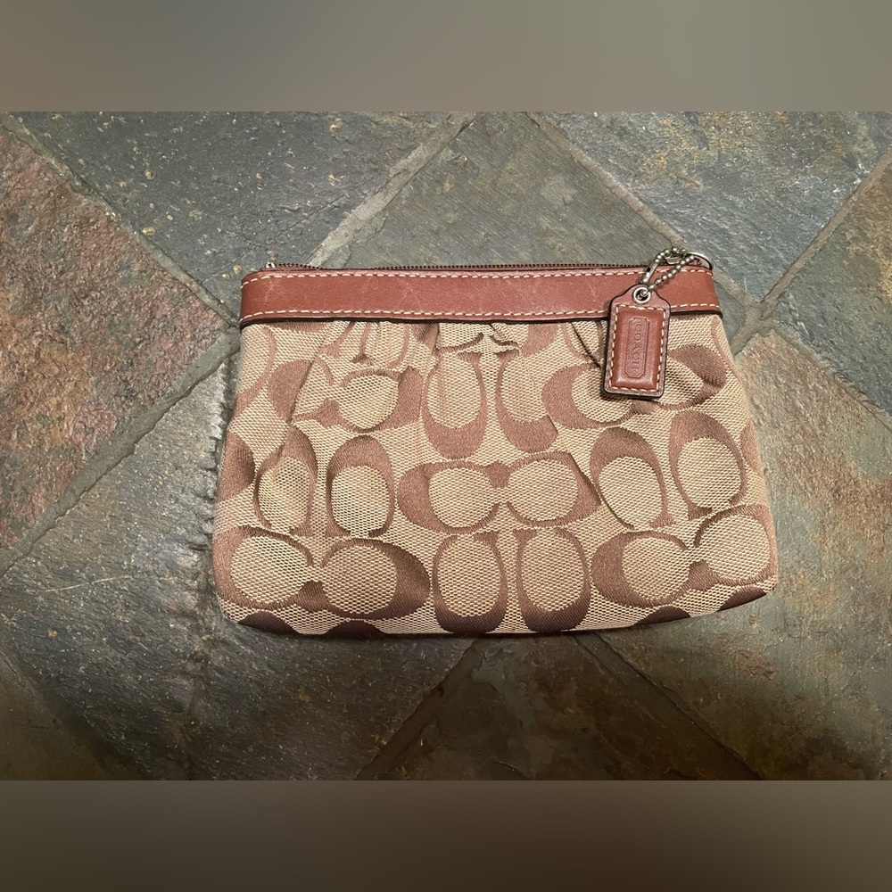 😍COACH Brown wristlet ❤️